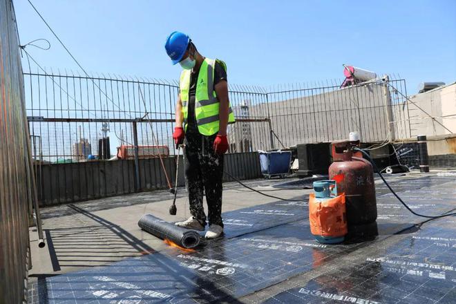 不畏&ldquo;烤&rdquo;驗保進(jìn)度 市北區(qū)今年230余棟老舊樓院外墻保溫工程施工過半,計劃供暖前完成